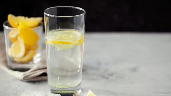 The Health Benefits of Drinking Lemon Water